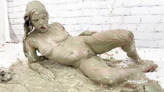 2025-04-27-1317-kat-snow-becomes-a-messygirl