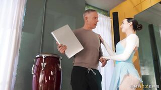 2026-04-23-11483573-en-pointe-pounding_720