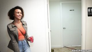 2016-03-27-8981741-raven-wants-to-try-out-the-glory-hole_720