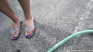 2015-09-30-8984421-big-tit-carwash-hell-yeah_720