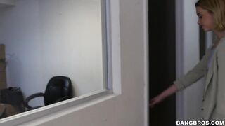 2015-11-18-8982561-amateur-blonde-fucked-on-cam-for-the-first-time_720