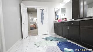 2022-04-11-4633821-cleaning-lady-gets-filthy_720