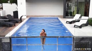 2021-12-21-4500541-stacy-gets-soaking-wet_720