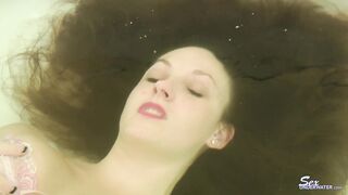 2022-01-05-melanie-hicks-underwater-bathtub-girls_1080p
