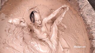 2025-06-29-1326-penelope-is-orgasmic-in-mud