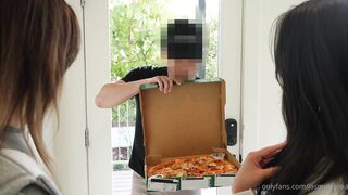 jasmine-teaa-and-lillie-nue-we-fuck-the-delivery-man