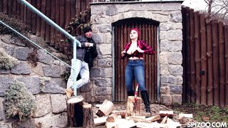 2022-11-02-angel-wicky-knows-how-to-handle-hard-wood_720