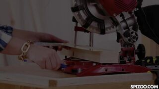 2022-09-28-blondie-fesser-fucks-a-lucky-woodworker_720