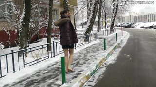 2012-06-21-88-heerful-barefoot-girl-part-1