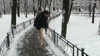 2012-06-21-88-heerful-barefoot-girl-part-1