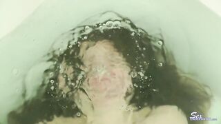 2017-10-11-ashton-monroe-underwater-bathtub-girls_720