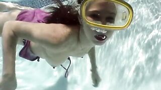 2017-07-28-kris-bikini-scuba-striptease_480