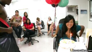 2009-09-09-9096661-birthday-party-crashed-by-dancing-bear_480