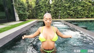 2022-12-16-20984-bikini-show_720