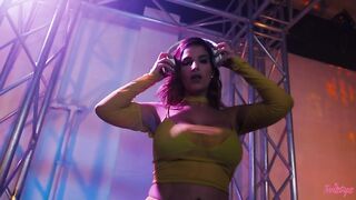 2023-01-07-8385001-totm-party-girl_480