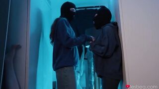 2026-08-04-11509617-thick-as-thieves_480