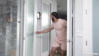 2023-05-29-8799091-sneaky-bath_480