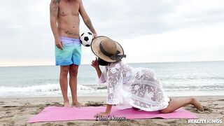 2023-04-13-8658951-beach-bums_480