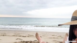 2023-04-13-8658951-beach-bums_480