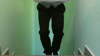 2019-03-30-4358517-sneaky-room-service_480