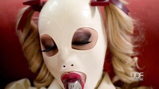 2016-02-12-46099-latex-wonderland-sex-goddess-sucks-vibrator-in-ful_720