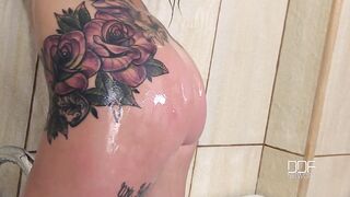 2015-10-24-45007-barefoot-and-wet-sexy-naughty-bath-affair_720