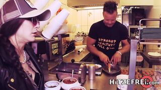 2022-01-05-king-of-curry-sausages-with-or-without-intestines_stream