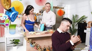 2023-11-04-9487071-sneaky-smash-at-the-birthday-bash_480