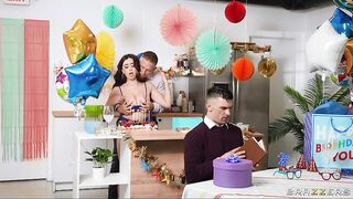 2023-11-04-9487071-sneaky-smash-at-the-birthday-bash_480