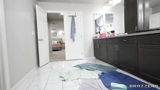 2022-04-11-4633821-cleaning-lady-gets-filthy_480