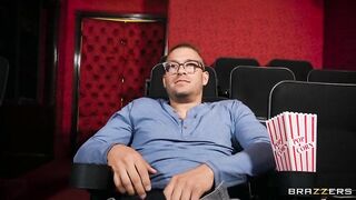 2021-10-18-4485141-from-the-big-screen-to-his-lap_480