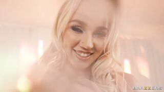 2021-08-28-4473161-kendra-glitters-in-gold_480