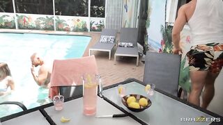 2021-08-09-4468271-sneaky-pool-sex_480