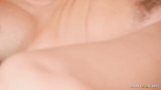 2021-09-25-4479891-caught-naked_480