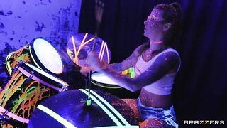 2021-04-26-4441631-bang-the-drummer_480