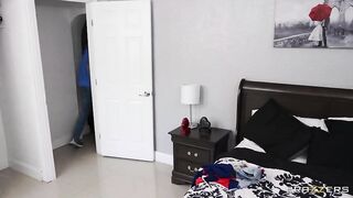 2021-03-01-4428621-skylar-gets-wrapped-and-tapped_480