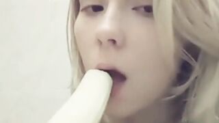 sweetie-fox-compilation-18-year-old-teen-sucks-a-banana-imagining-that-it-is-a-dic