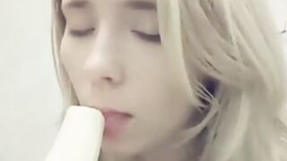 sweetie-fox-compilation-18-year-old-teen-sucks-a-banana-imagining-that-it-is-a-dic