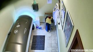 shaved-pussy-in-solarium-no-fucking-shame