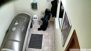 blonde-with-shaved-pussy-in-solarium