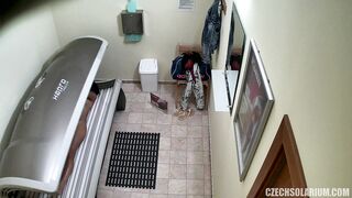 brunettes-steamy-solo-show-in-solarium