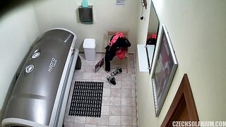 girl-plays-with-her-pussy-in-solarium