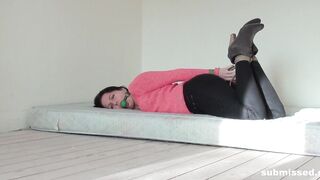 lena_struggling_on_a_matras_720
