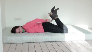 lena_struggling_on_a_matras_720