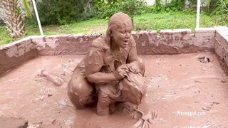 2024-11-25-messygirl-1243-mud_wrestling_euro_girls