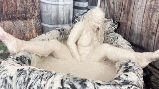 2024-11-06-messygirl-1174-horny_farmgirl_in_pie_slop