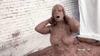 2024-08-07-messygirl-1161-slathered_in_mud