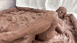2024-08-07-messygirl-1161-slathered_in_mud