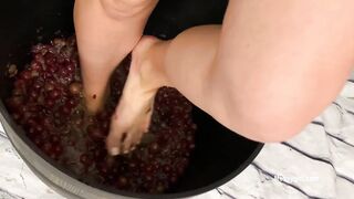 2024-11-22-messygirl-1072-the_busty_and_topless_grape_stomper