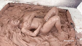 2024-10-09-messygirl-1170-mud_virgin_scarlett